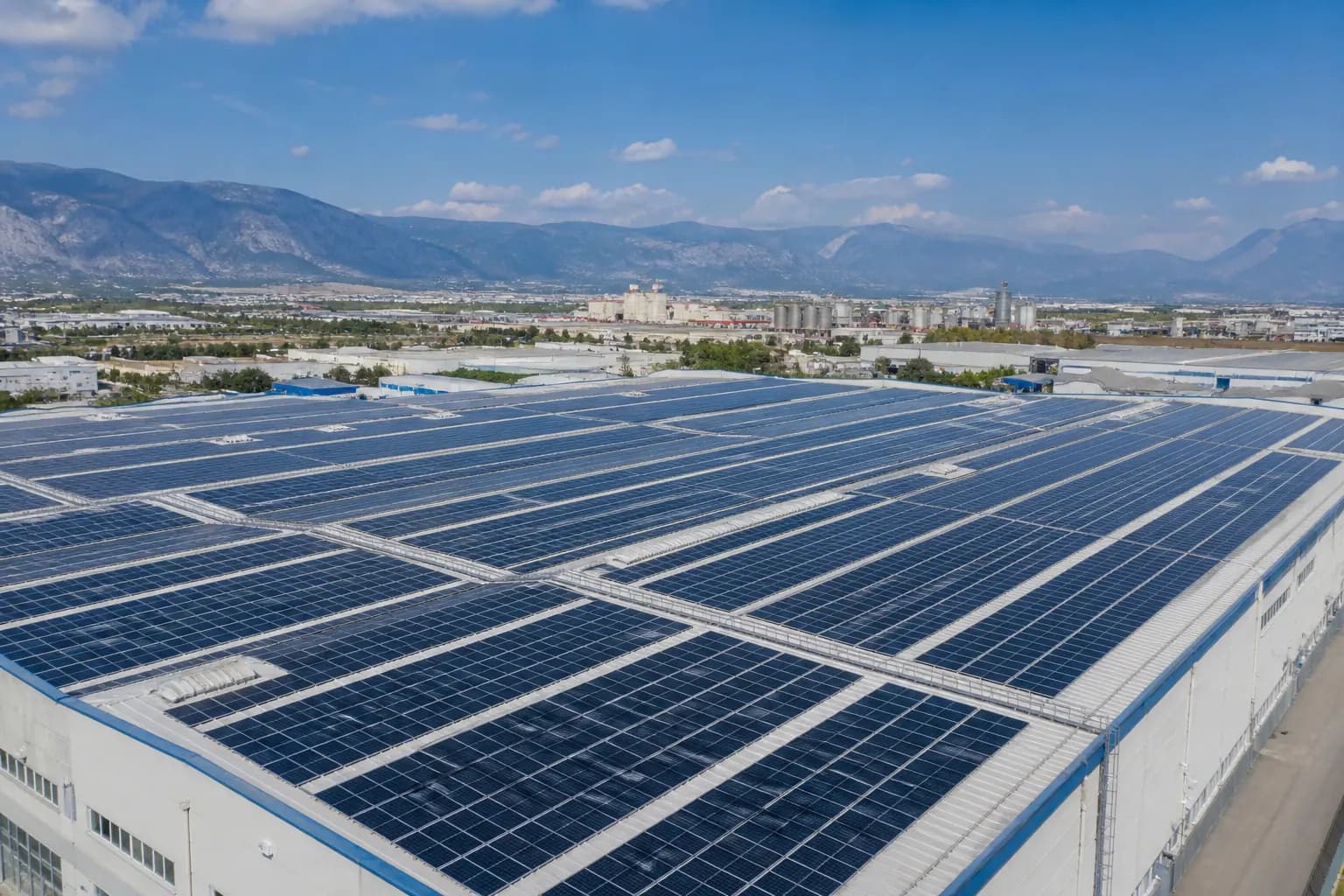 Antalya'da Fabrika ve İşletmeler İçin Çatı GES: Maliyet, Avantajlar ve Kurulum Süreci